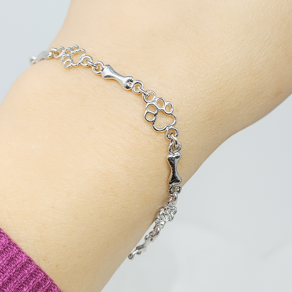 Limitierte Edition: Armband mit reinem Silber und Hundepfoten- und Knochen-Anhängern