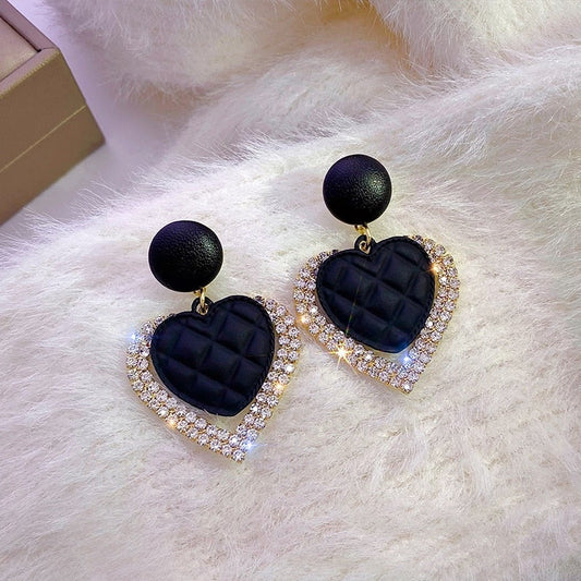 Schwarze Herzohrringe in Gold