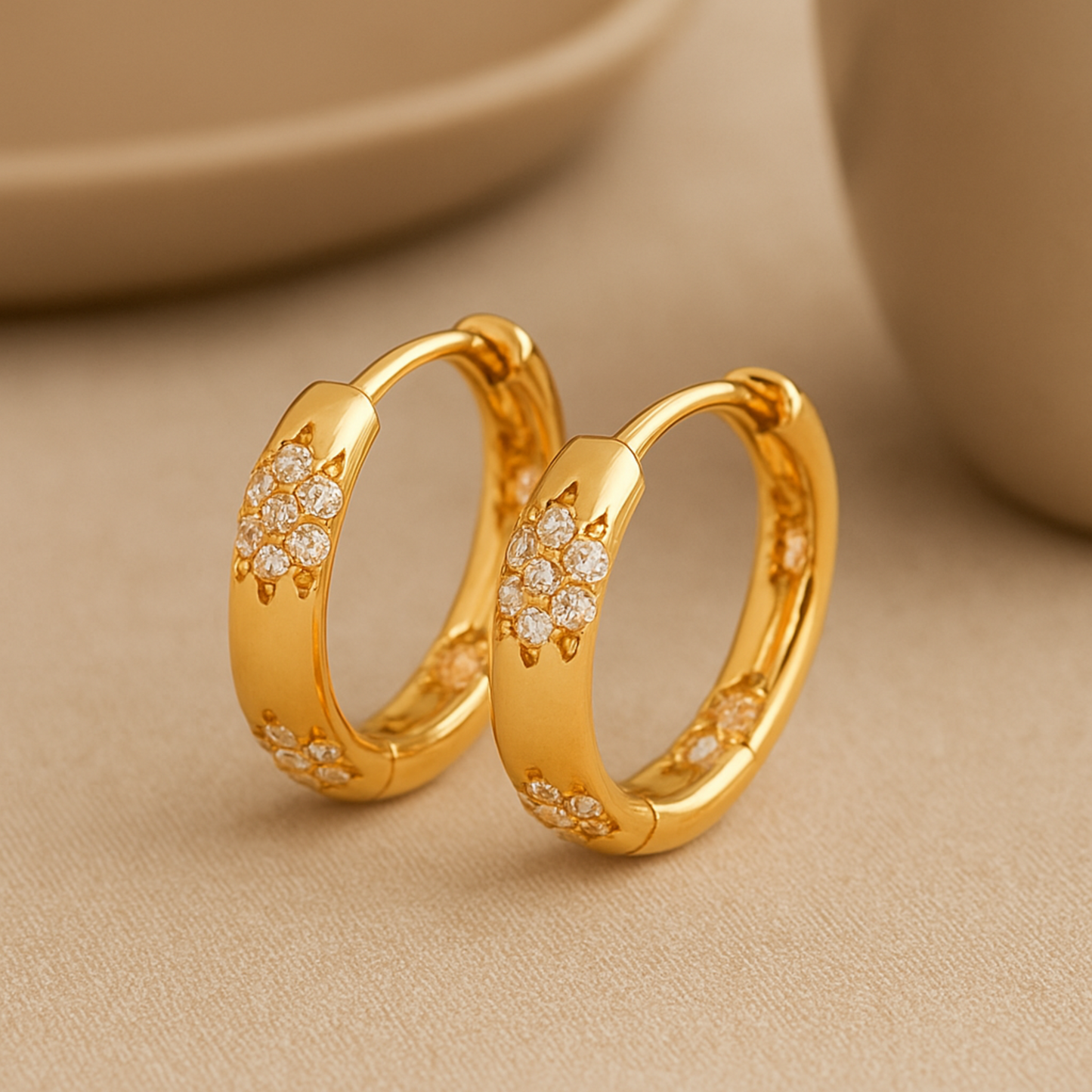 Goldene Blumen-Hoop-Ohrringe