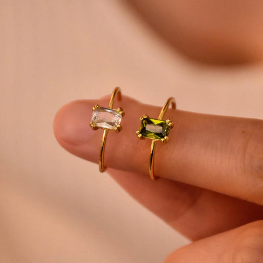 Verstellbarer zarter Goldring mit buntem Edelstein
