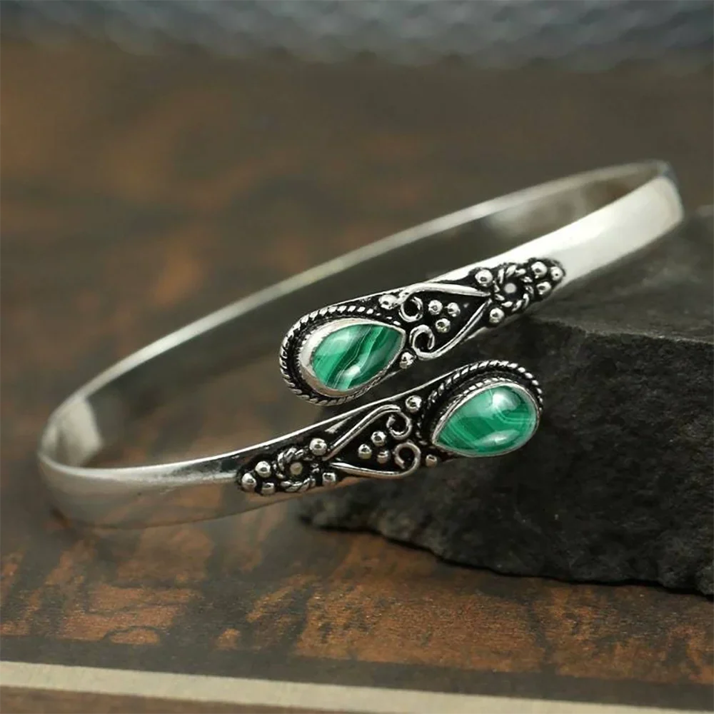 Vintage-Armband mit bunten Edelsteinen und tribalem Design