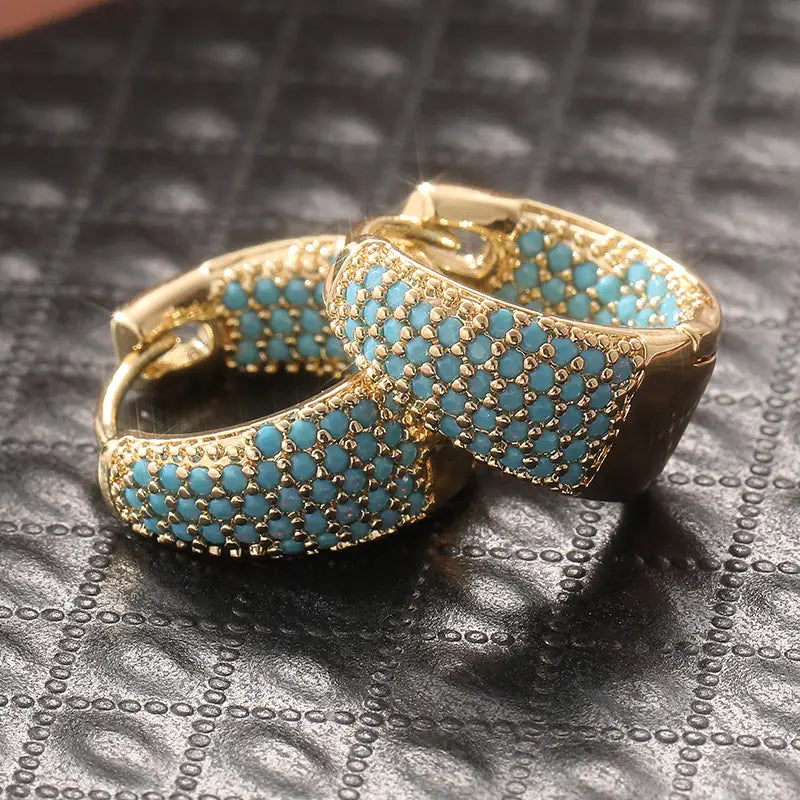 Elegante Ohrringe mit türkisfarbenen Perlen in goldfarbener Ausführung