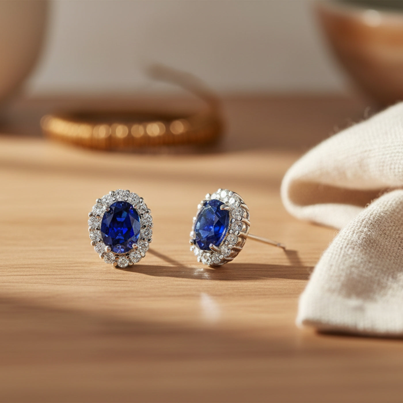 Boucles d'oreilles puces ovales en saphir blanc