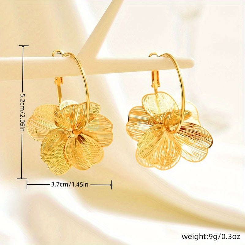 Übertriebene goldene hohle Ohrringe