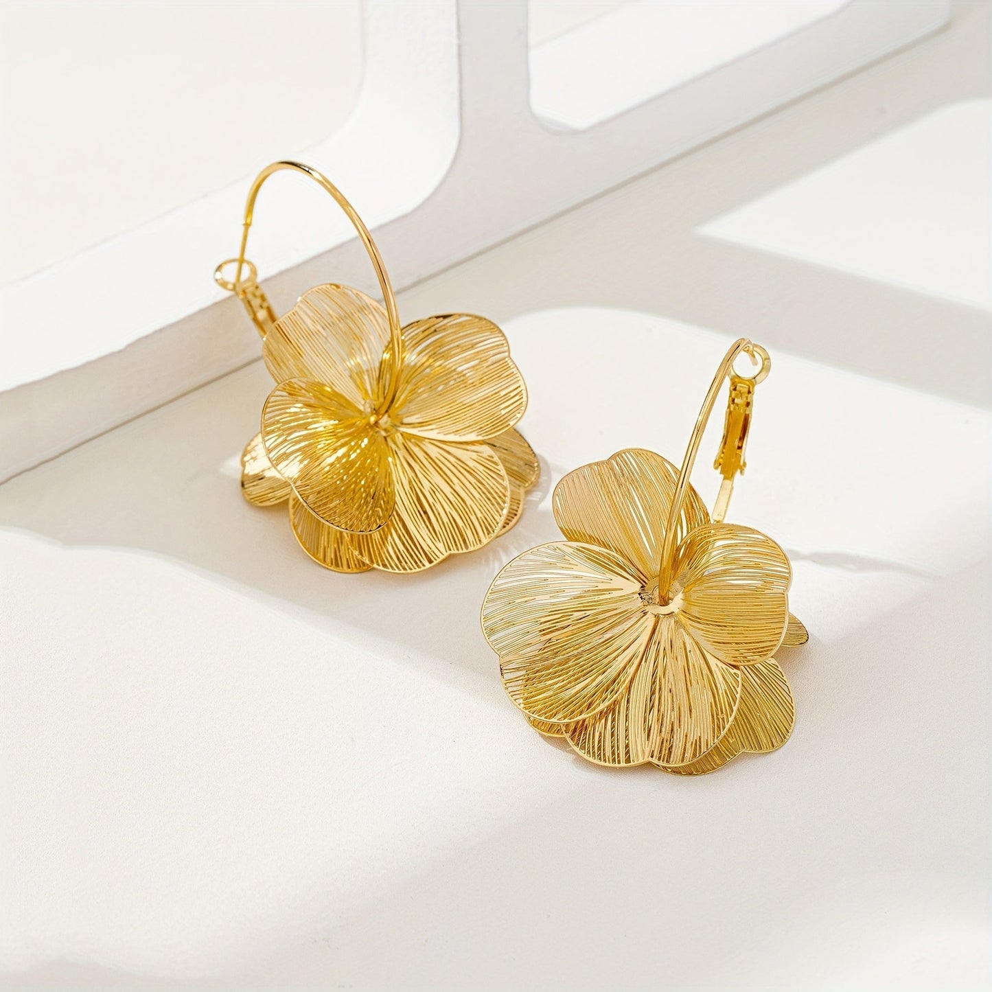 Übertriebene goldene hohle Ohrringe