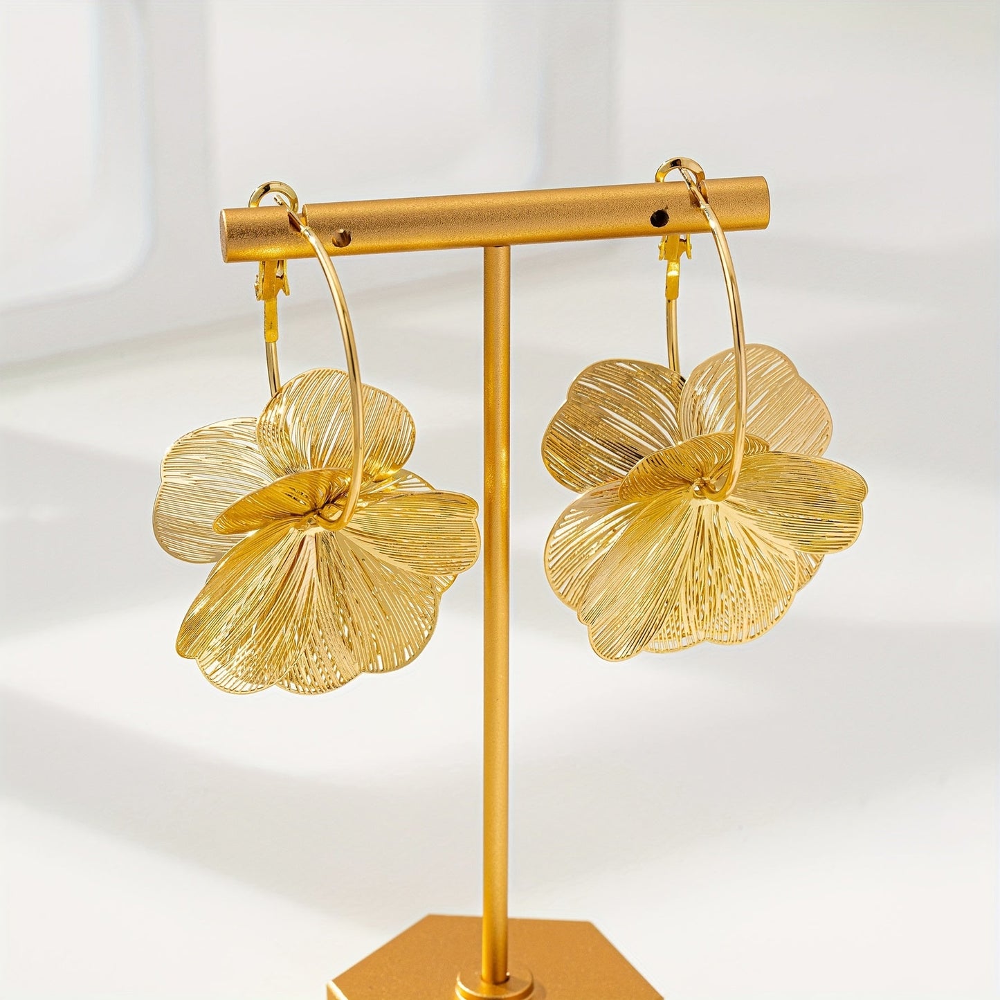 Übertriebene goldene hohle Ohrringe