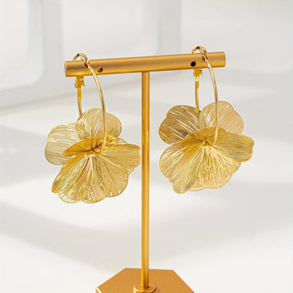 Übertriebene goldene hohle Ohrringe