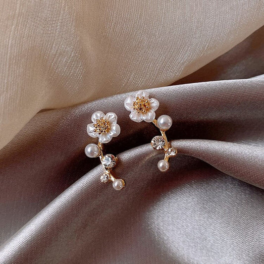 Elegante Perlen- und Blumenohrringe