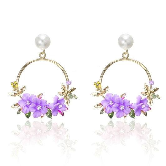 Elegante Goldblumen- und Perlenohrringe