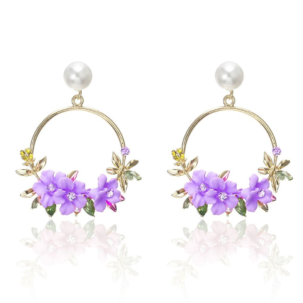 Elegante Goldblumen- und Perlenohrringe
