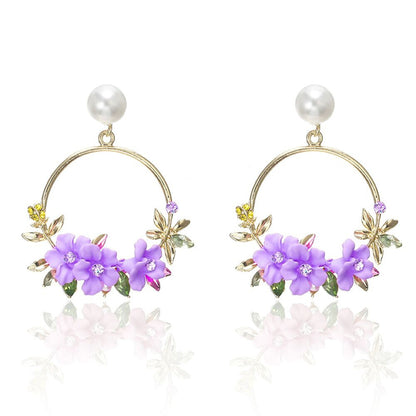 Elegante Goldblumen- und Perlenohrringe