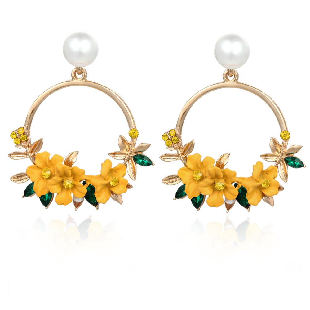 Elegante Goldblumen- und Perlenohrringe