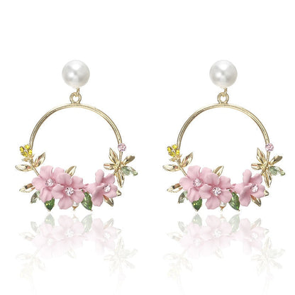 Elegante Goldblumen- und Perlenohrringe