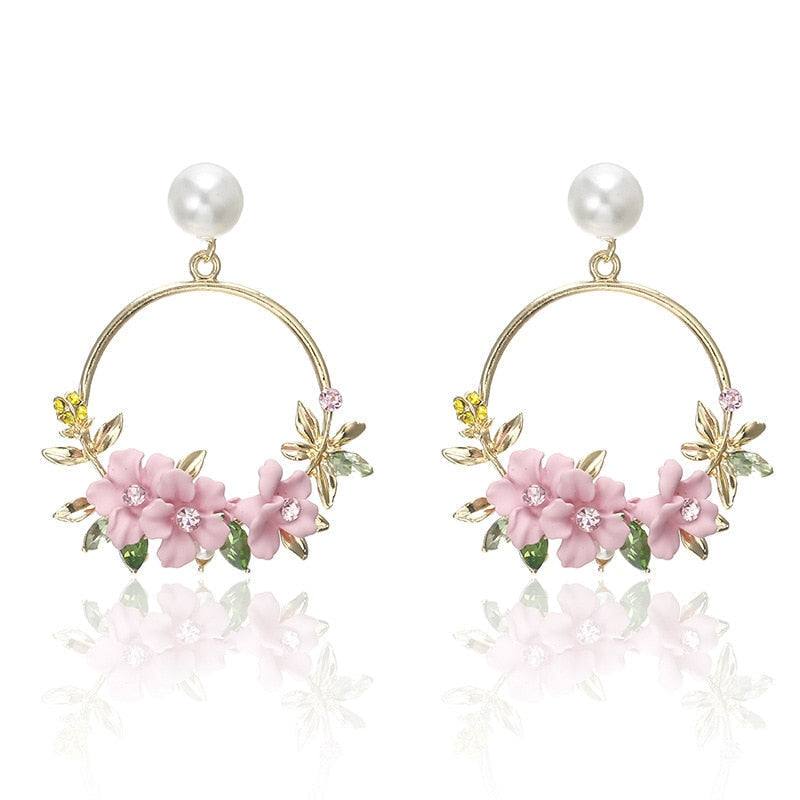 Elegante Goldblumen- und Perlenohrringe