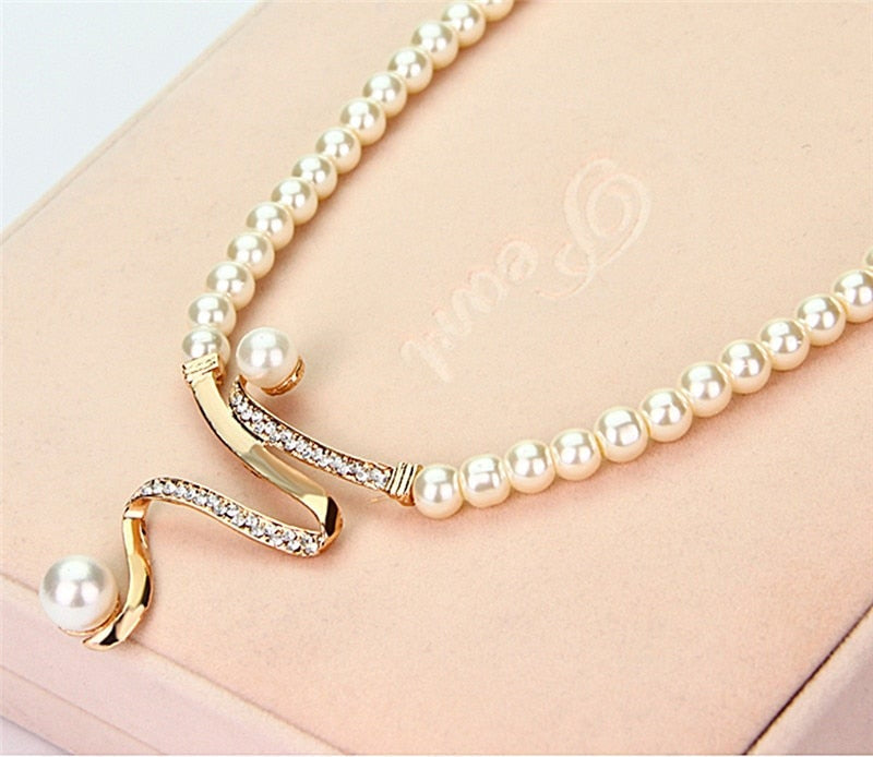 Natürliche Perlenkette + Ohrringe Set