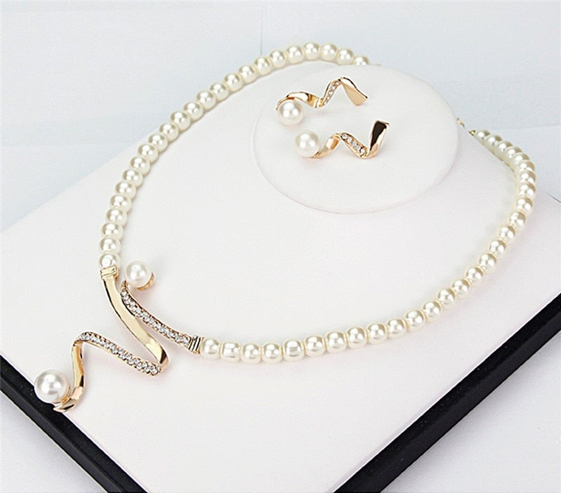 Natürliche Perlenkette + Ohrringe Set