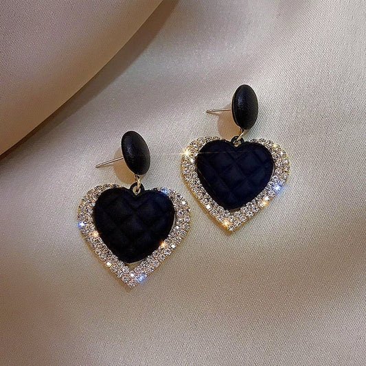 Schwarze Herzohrringe in Gold