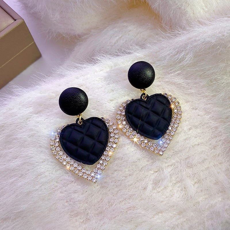 Schwarze Herzohrringe in Gold