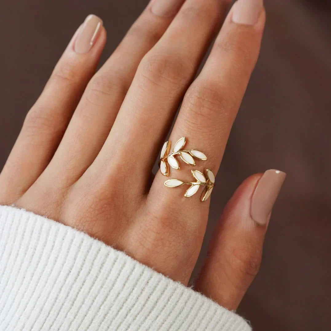 Pure - Eleganter Weißopal Blatt Ring
