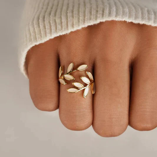 Pure - Eleganter Weißopal Blatt Ring