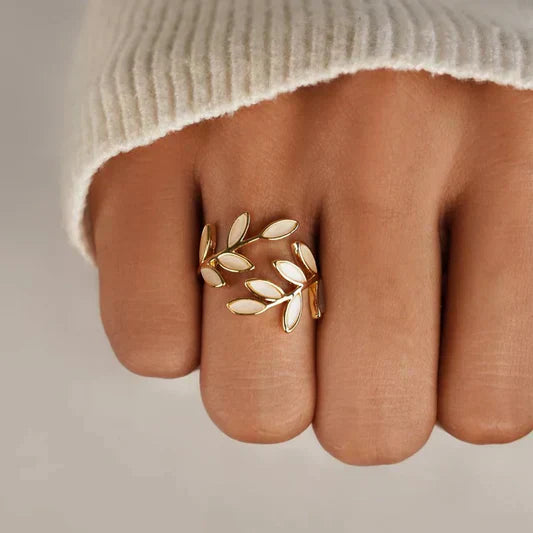 Pure - Eleganter Weißopal Blatt Ring