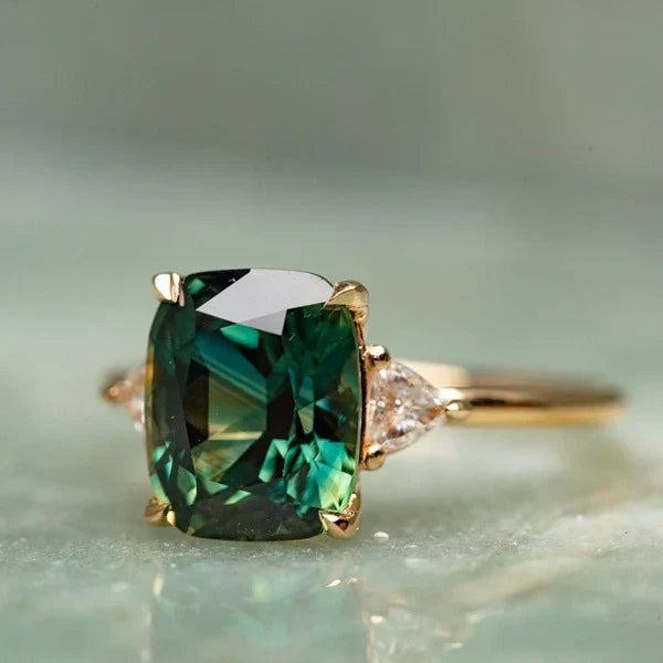 Vintage-inspirierter grüner Edelsteinring aus Gold