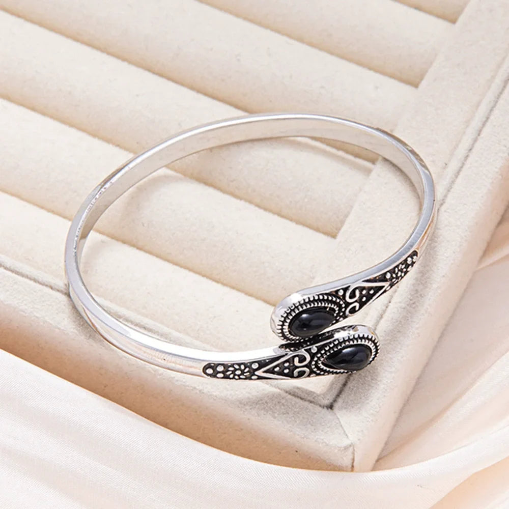 Vintage-Armband mit bunten Edelsteinen und tribalem Design