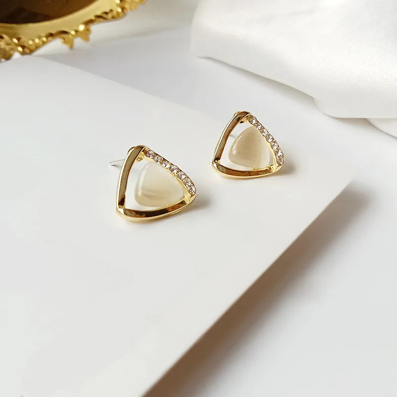 Anspruchsvolle dreieckige Opal- und Kristallohrringe