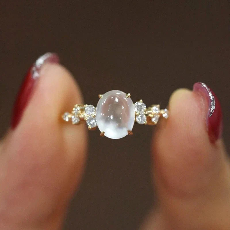 Lunar Glow Mondstein Diamantring