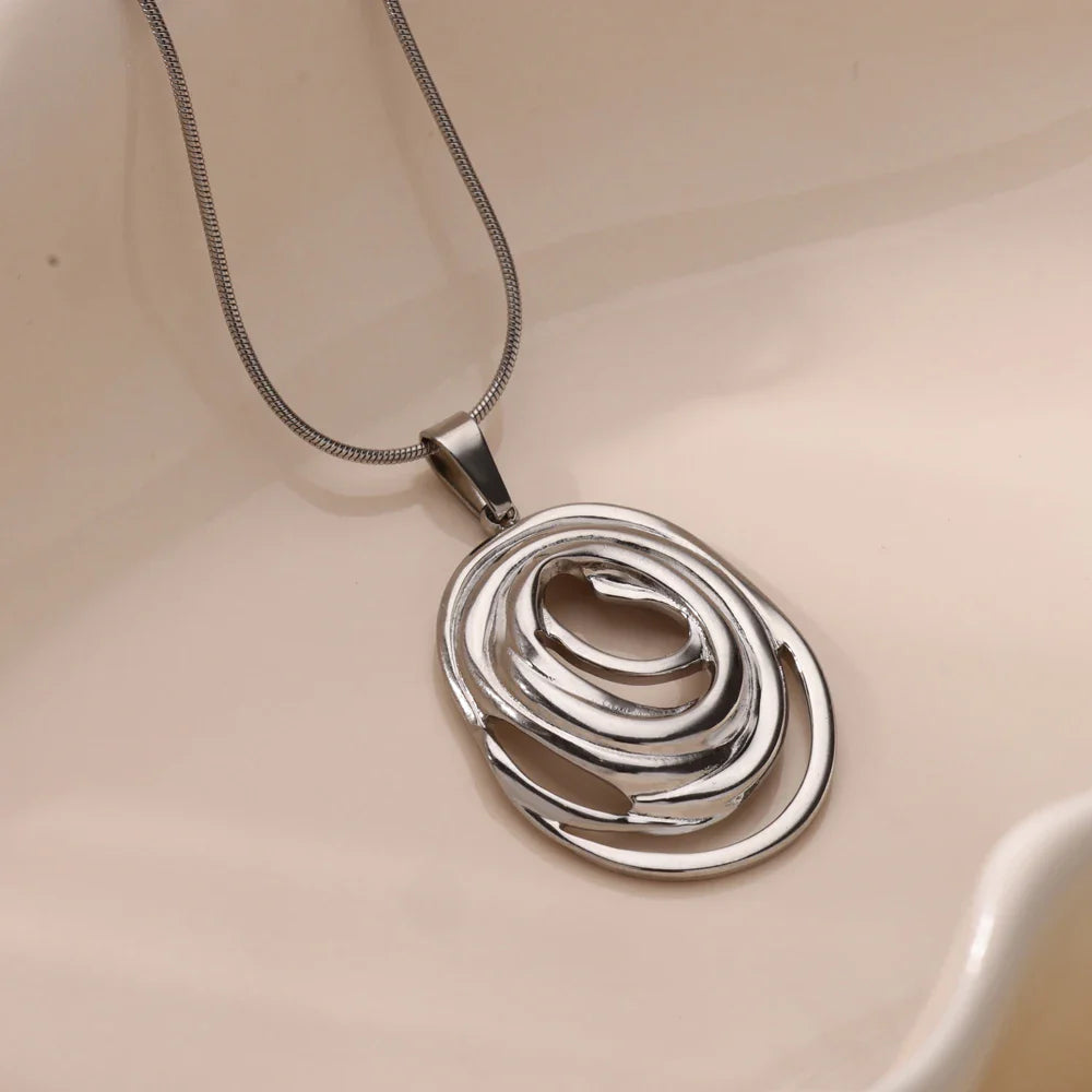 Hohles geometrisches ovales Halsband in Gold und Silber