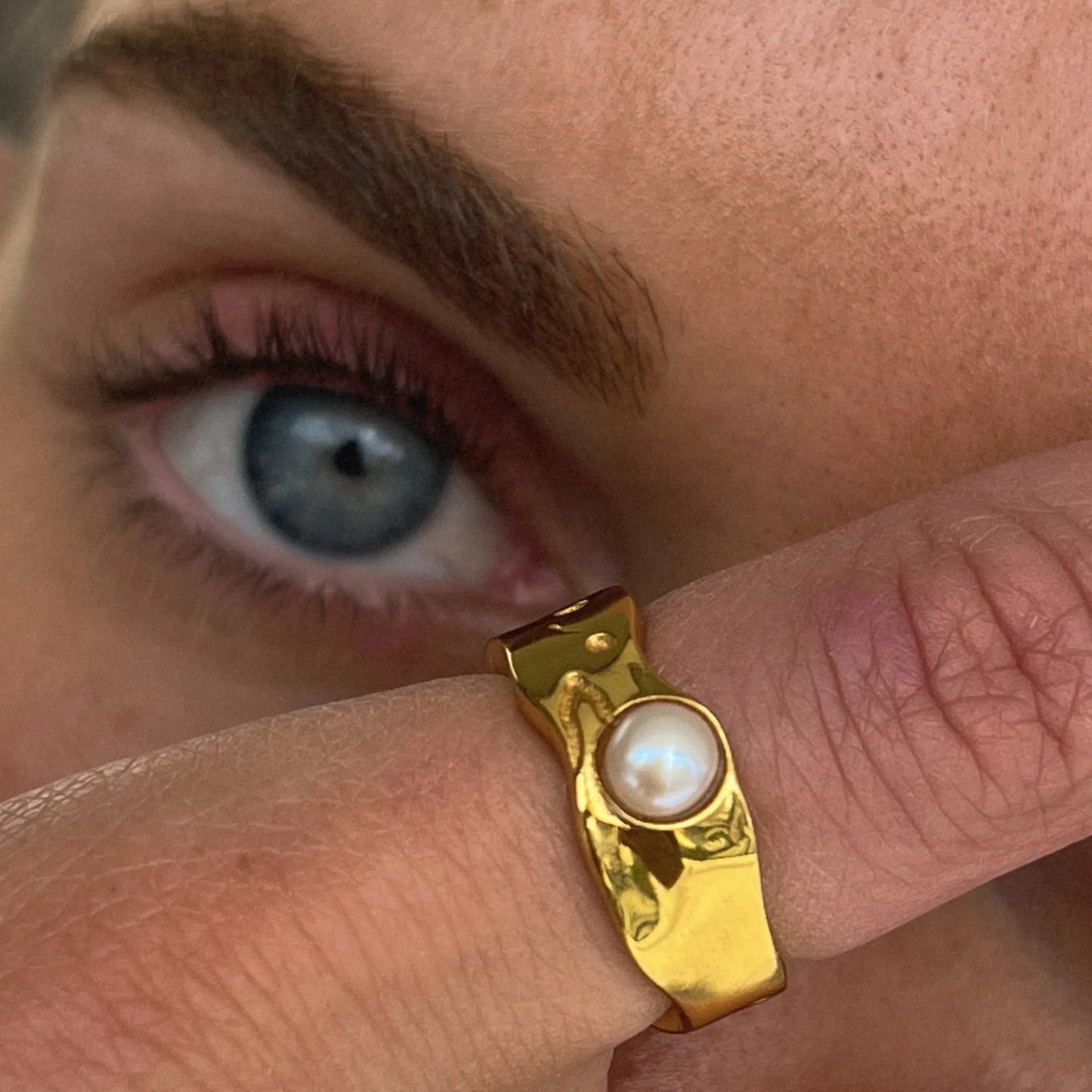 Geschmolzener Goldperlenbandring