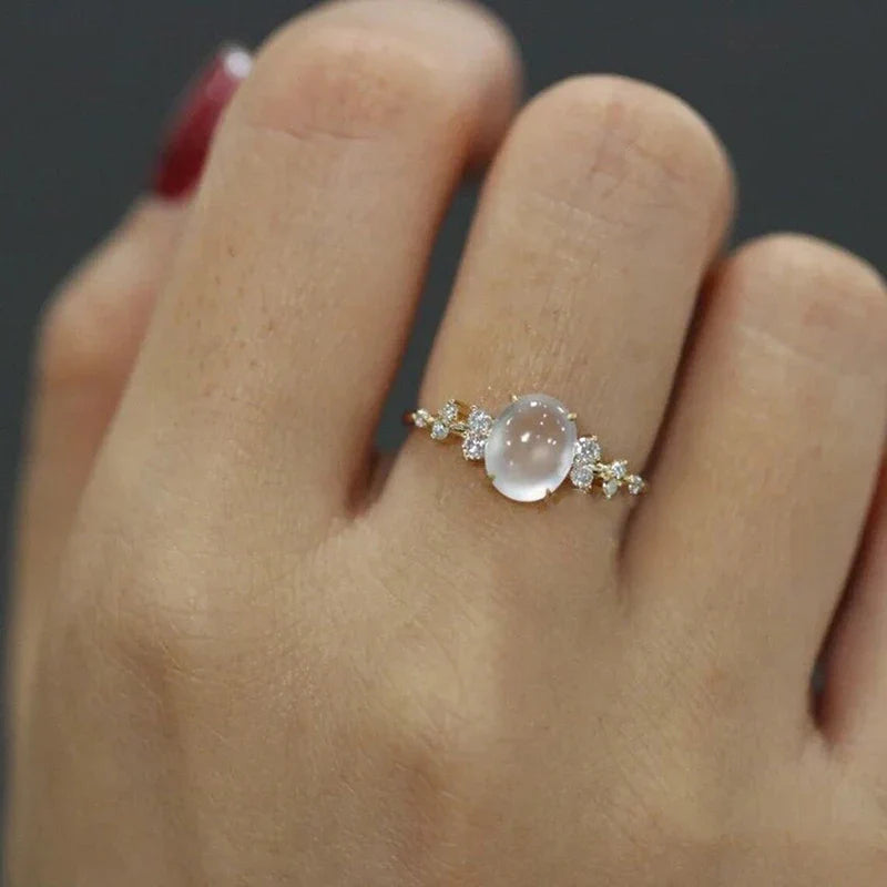 Lunar Glow Mondstein Diamantring