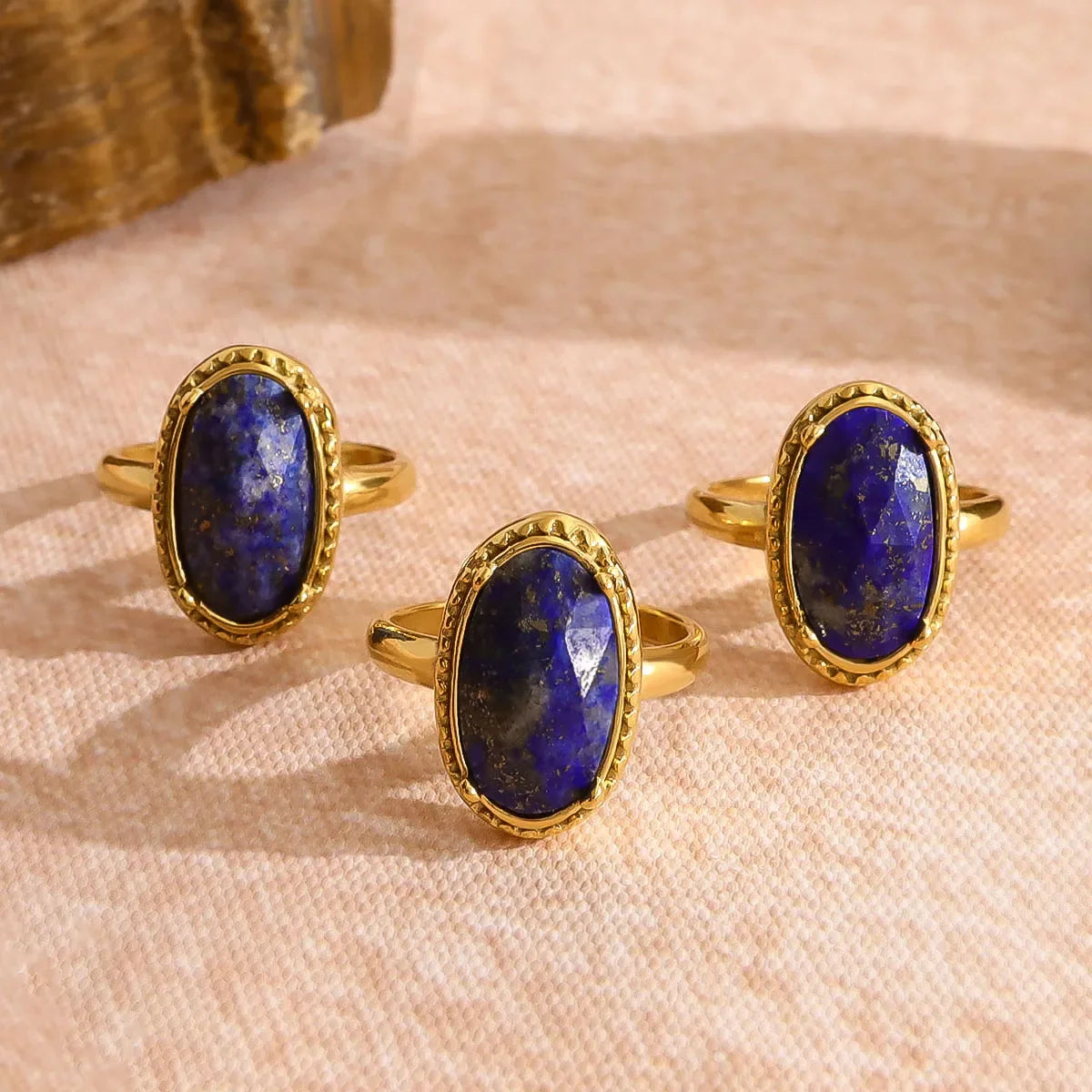 Goldener verstellbarer Ring mit Lapislazuli-Stein