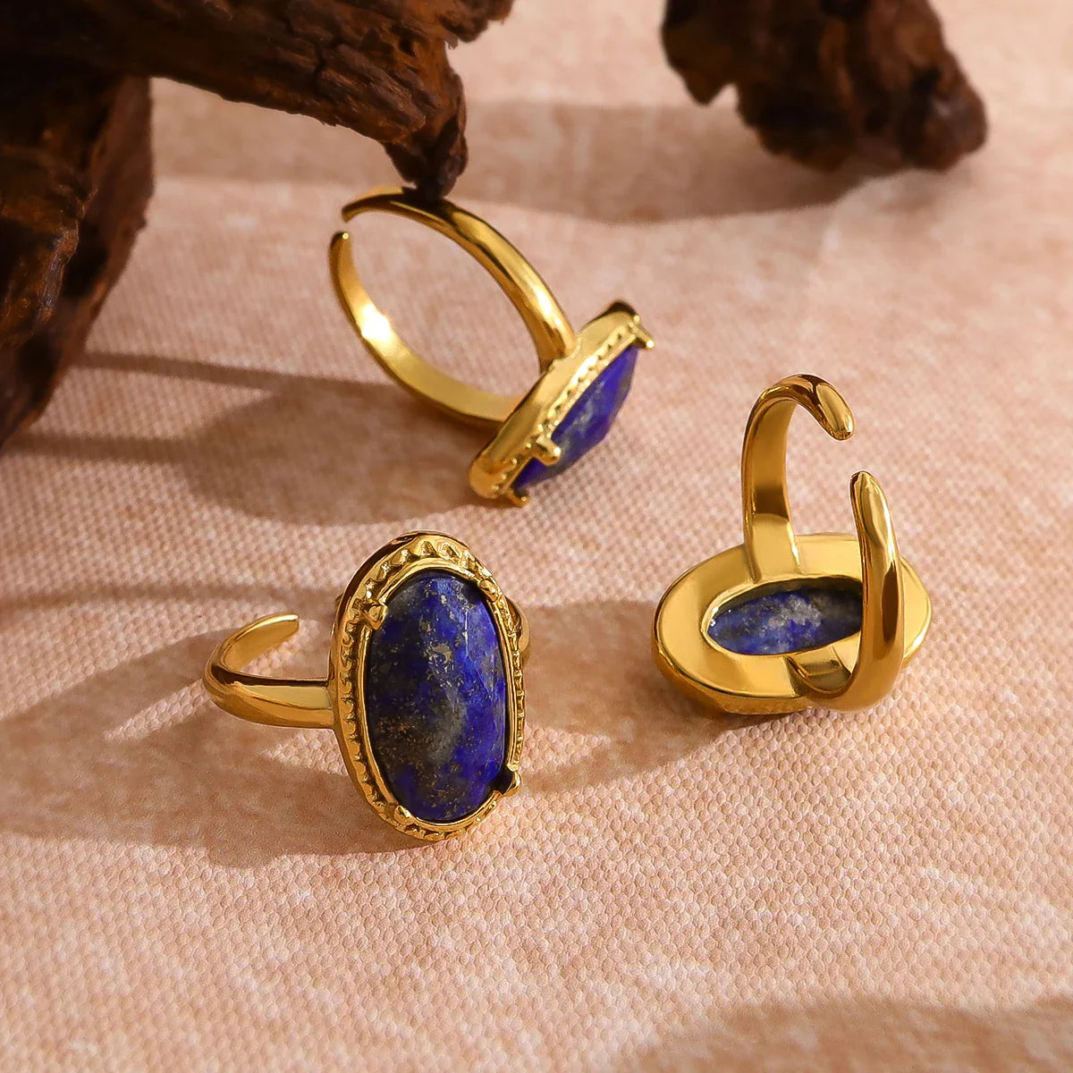 Goldener verstellbarer Ring mit Lapislazuli-Stein