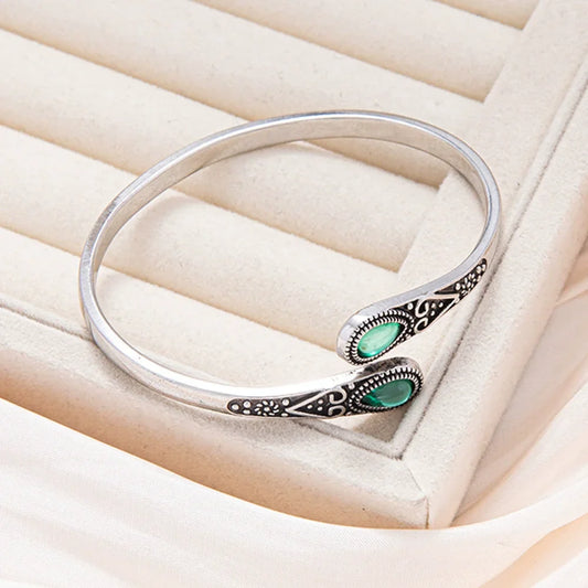 Vintage-Armband mit bunten Edelsteinen und tribalem Design
