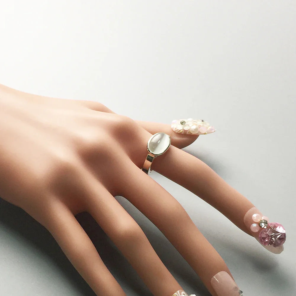 Verstellbarer Silberweißer Cabochon Statement-Ring
