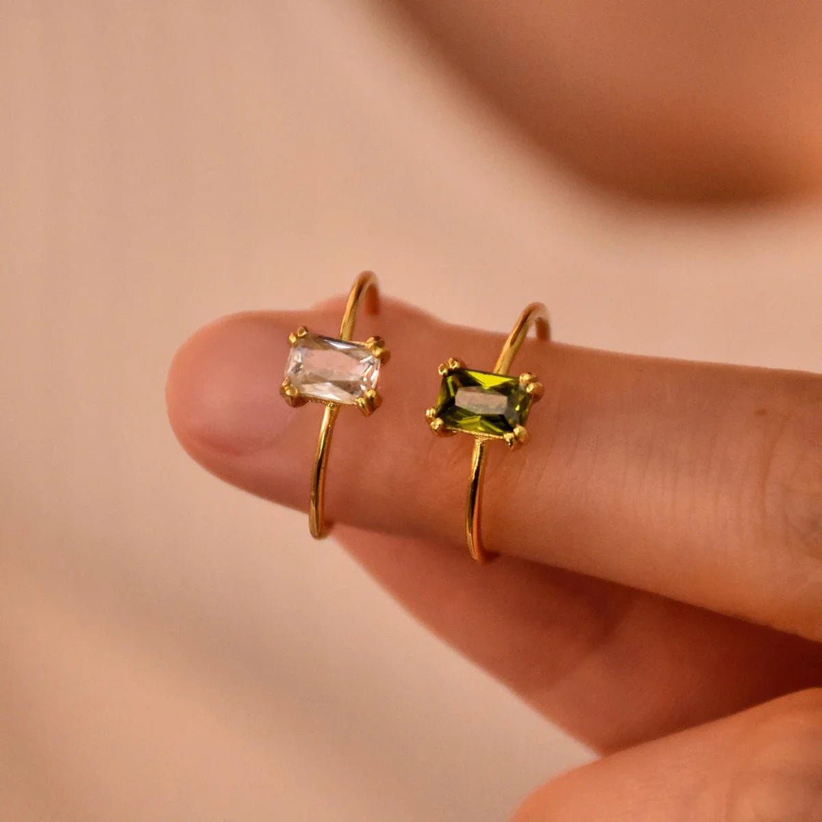 Verstellbarer zarter Goldring mit buntem Edelstein