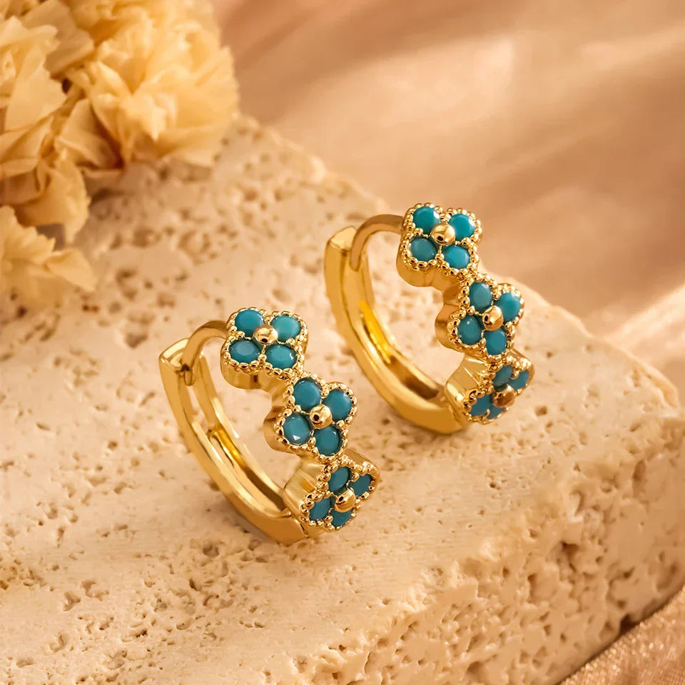 Schicke türkisblaue Blumen-Hoops-Ohrringe