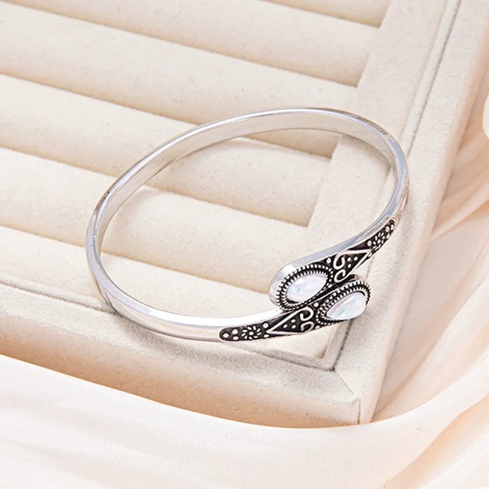 Vintage-Armband mit bunten Edelsteinen und tribalem Design