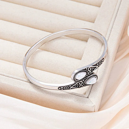 Vintage-Armband mit bunten Edelsteinen und tribalem Design
