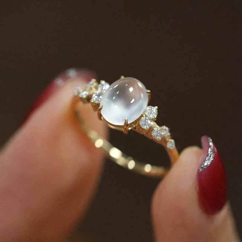 Lunar Glow Mondstein Diamantring