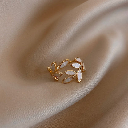 Pure - Eleganter Weißopal Blatt Ring