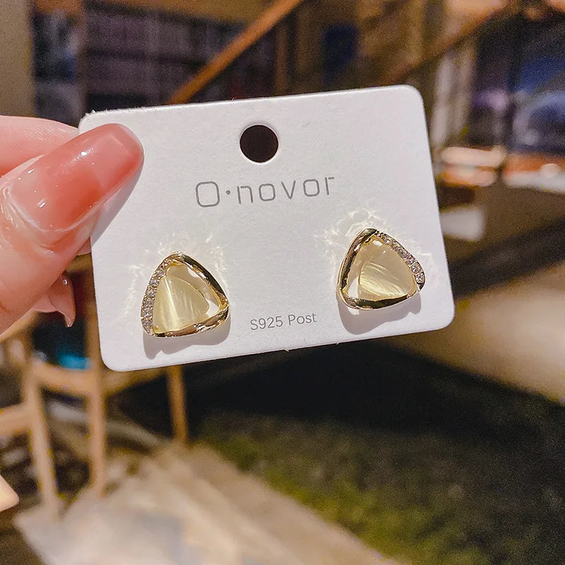 Anspruchsvolle dreieckige Opal- und Kristallohrringe