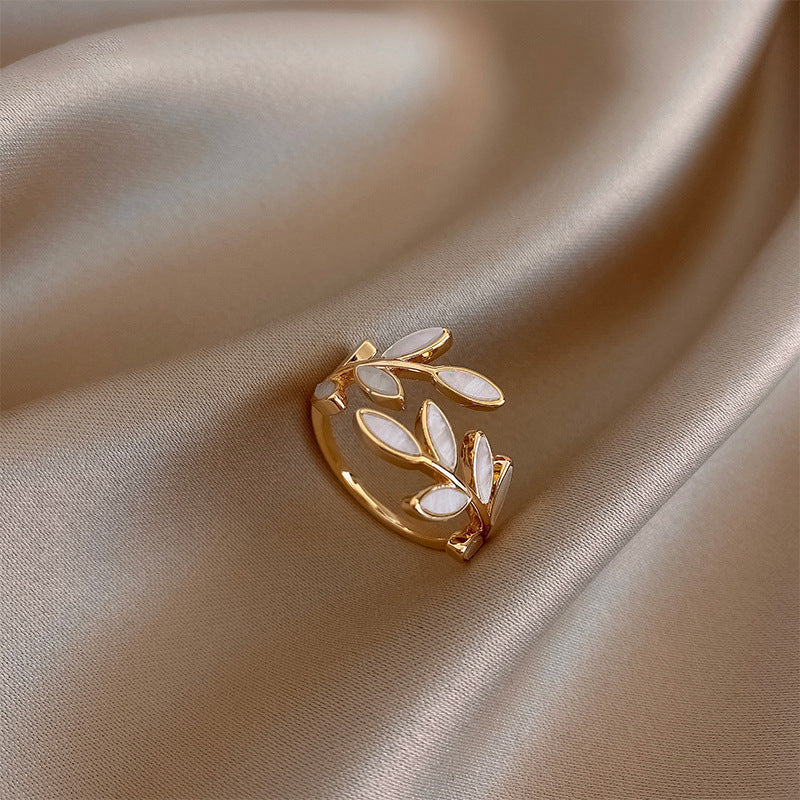 Pure - Eleganter Weißopal Blatt Ring