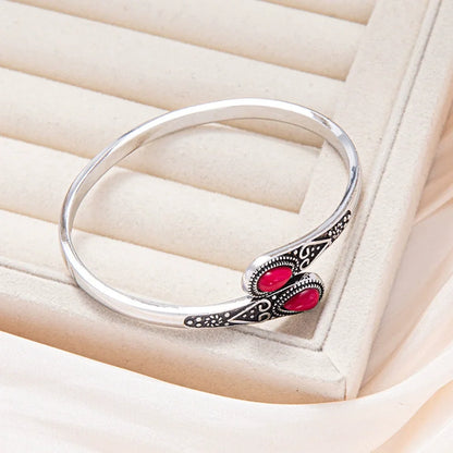 Vintage-Armband mit bunten Edelsteinen und tribalem Design