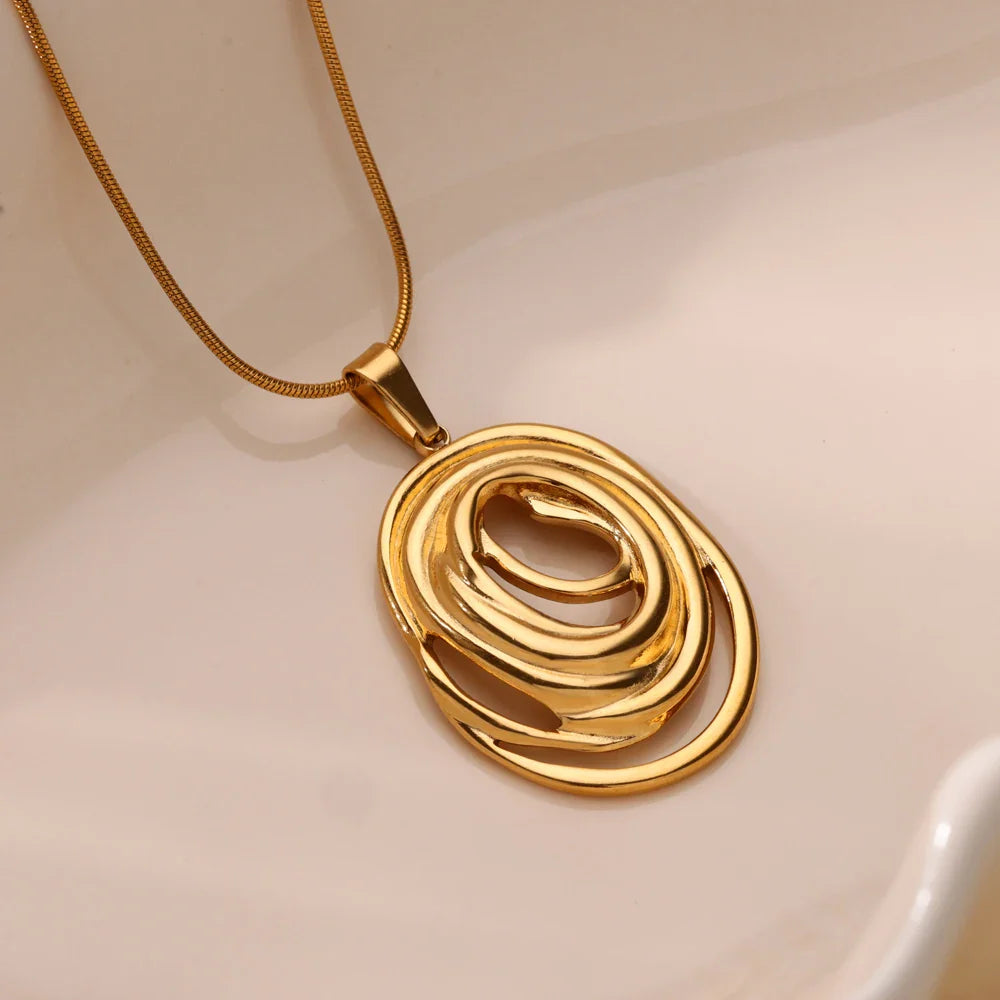 Hohles geometrisches ovales Halsband in Gold und Silber