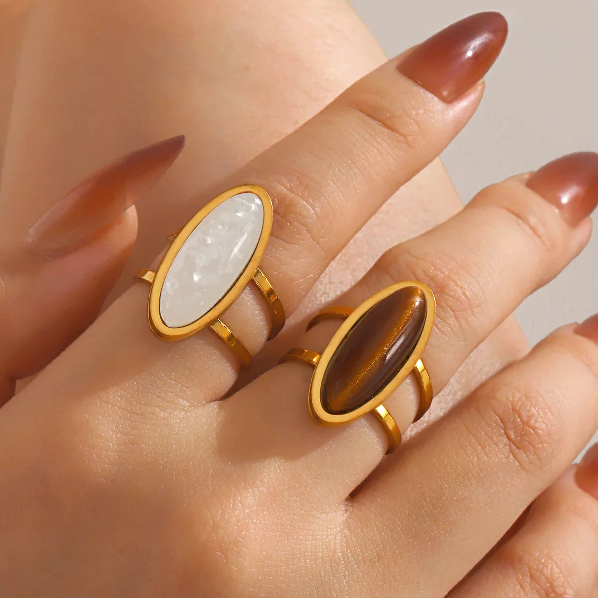 Goldene ovale Cabochon-Doppelring
