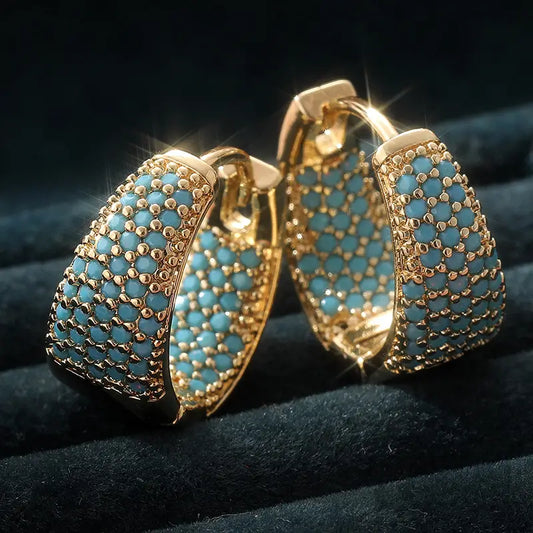 Elegante Ohrringe mit türkisfarbenen Perlen in goldfarbener Ausführung