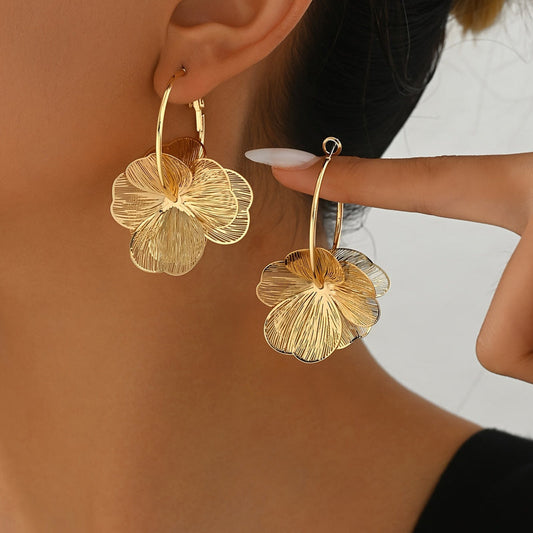 Übertriebene goldene hohle Ohrringe