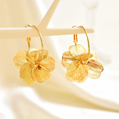 Übertriebene goldene hohle Ohrringe